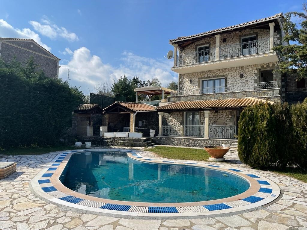 Villa de 3 dormitorios en Corfu, Greece No. 93594