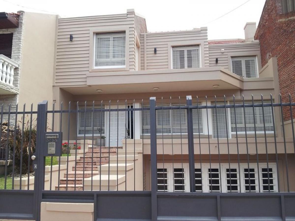 4 bedrooms House in Mar del Plata, Argentina No. 66308