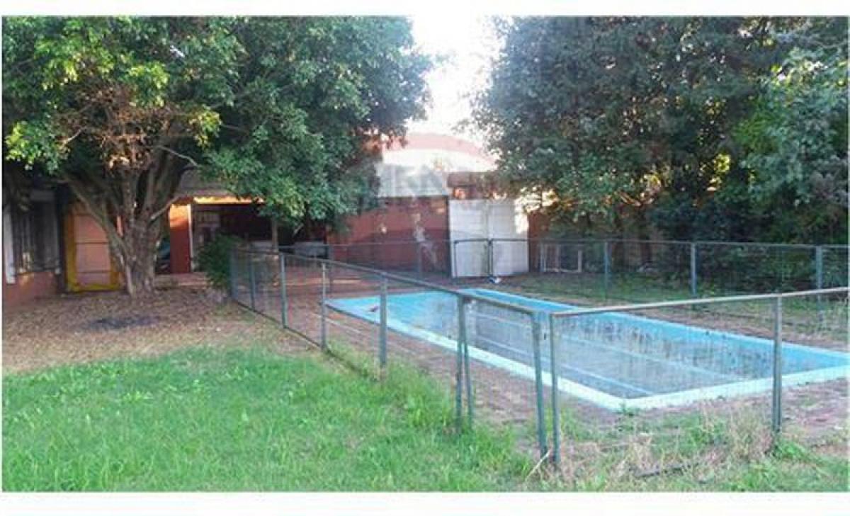 3 bedrooms House in Berazategui, Argentina No. 14620