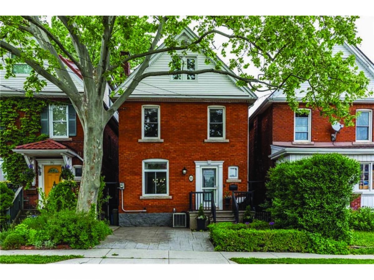 4 bedrooms House in Hamilton, Canada No. 827