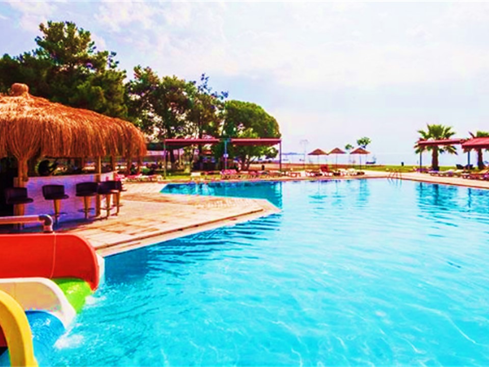 85 rooms Hotel in Edremit, Turkey No. 43248