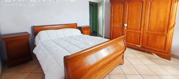 2 bedrooms House in Nogent-le-Roi, France No. 45429 3