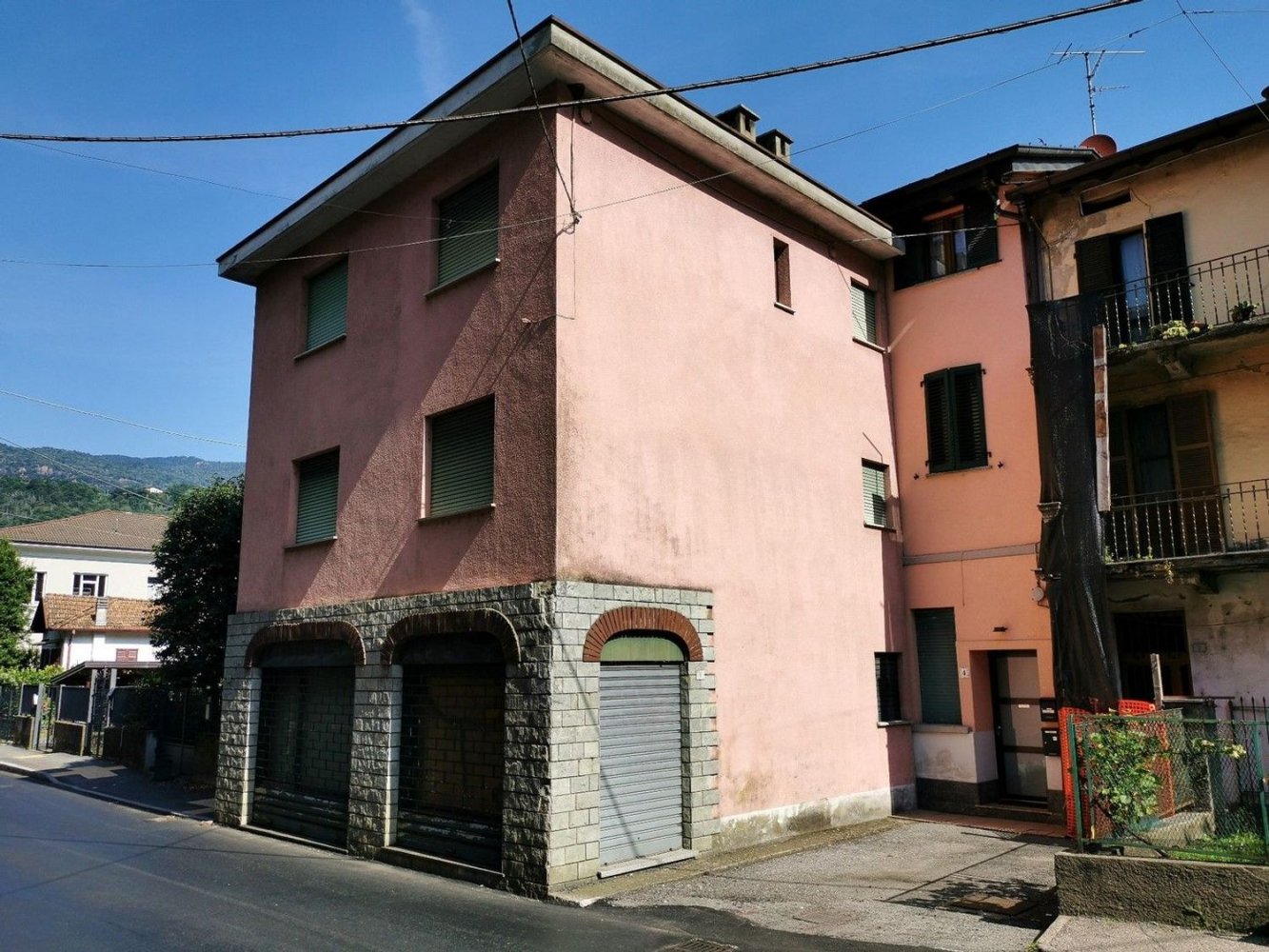 8 rooms House in Porto Ceresio, Italy No. 124119