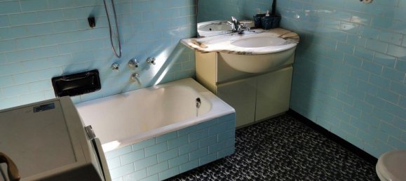 8 rooms House in Porto Ceresio, Italy No. 124119 4