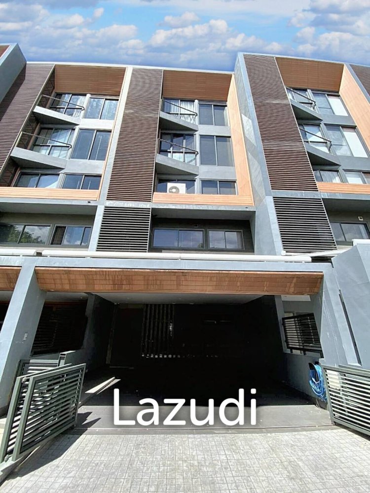 3 bedrooms Bungalow in Bangkok, Thailand No. 24134