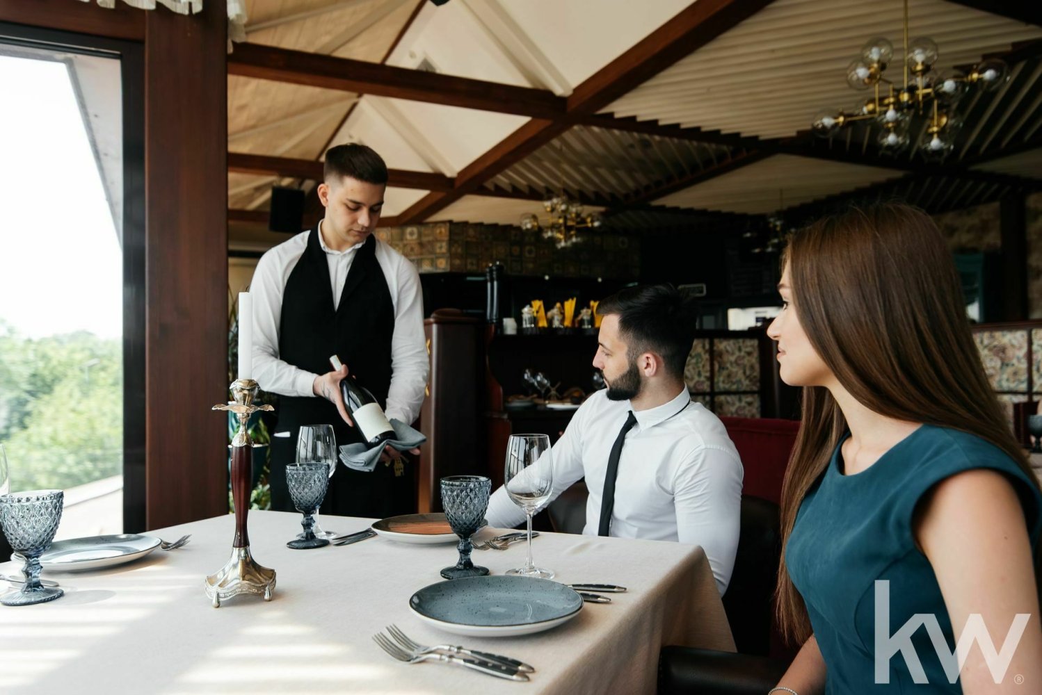 Propiedad comercial en Suresnes, France 240 m² No. 149284