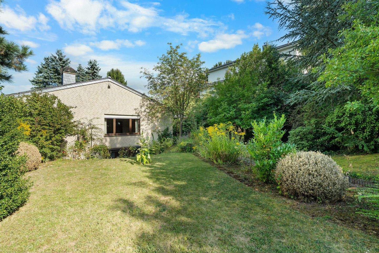 Бунгало с 6 комнатами в Дюрен, Германия № 330835