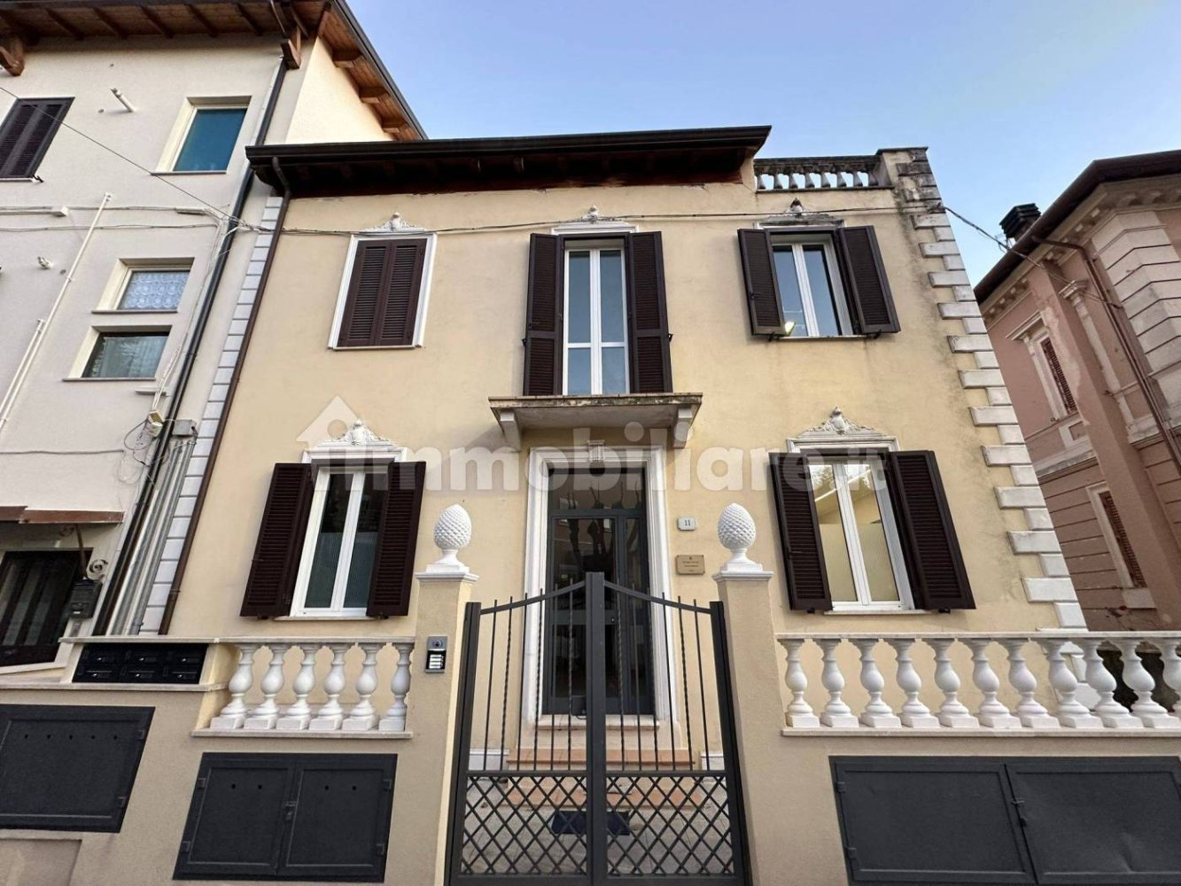 Квартира с 1 спальней в Фьюджи, Италия № 215474