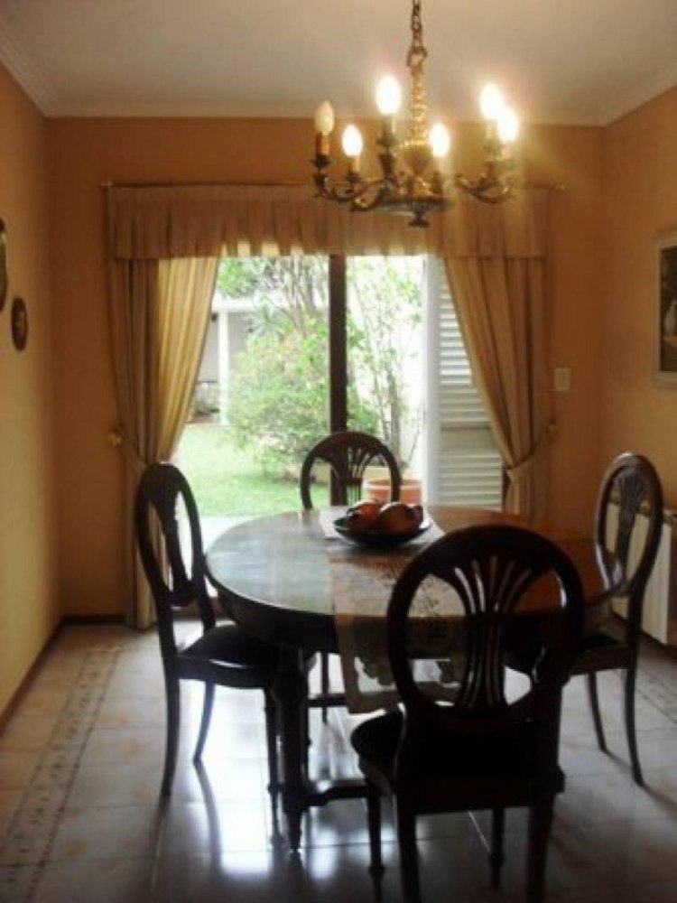 4 bedrooms House in Lanus, Argentina No. 9051