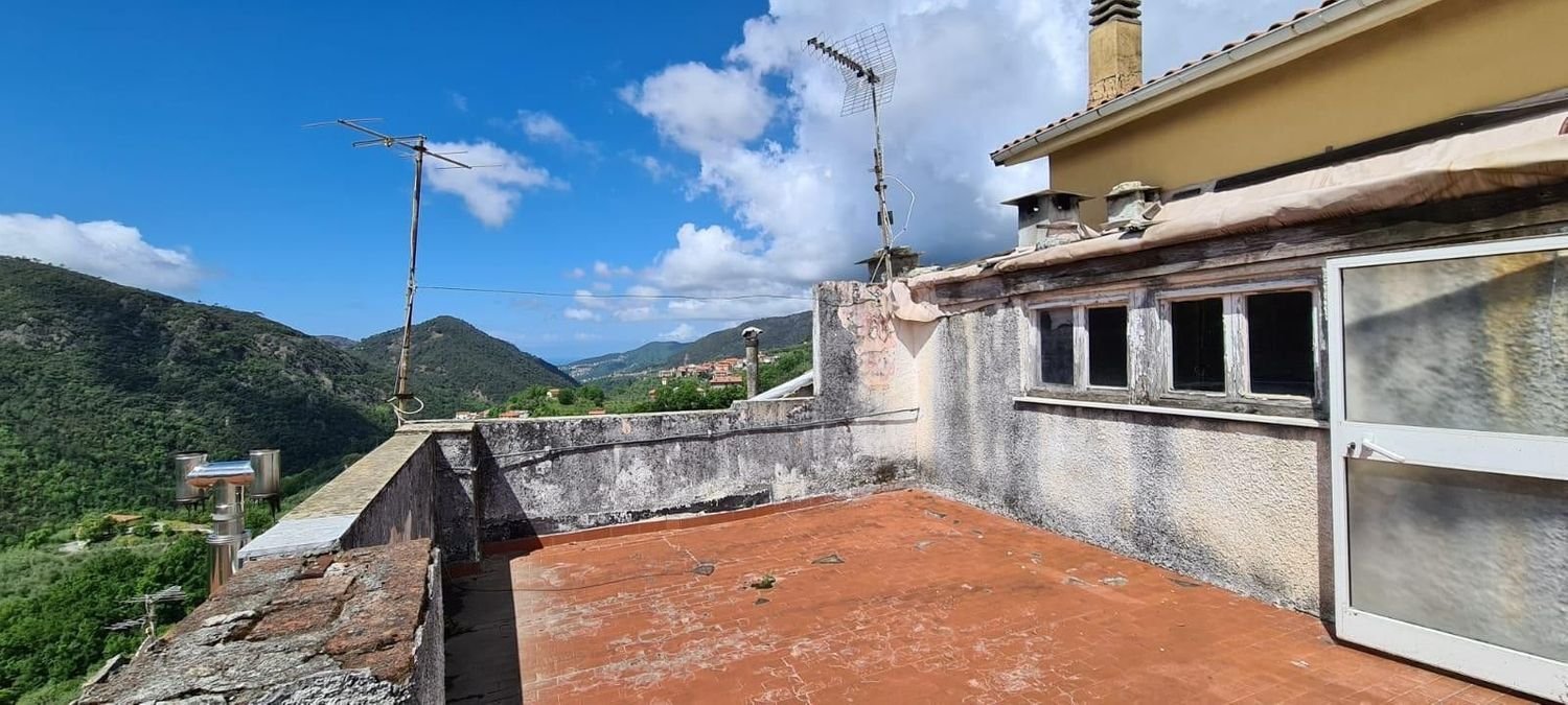 Dúplex de 4 habitaciónes en Castiglione Chiavarese, Italy No. 35808