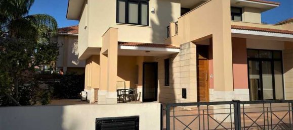 4 bedrooms Villa in Pyla, Cyprus No. 7530 10