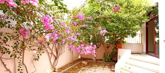 Villa T6 em Al Khalidiya, UAE N.º 6821 13