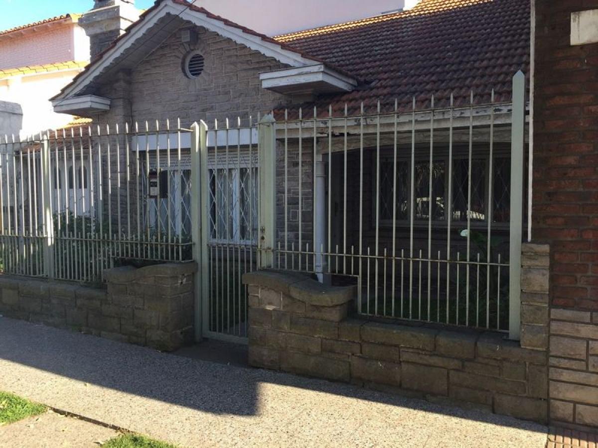 4 bedrooms House in Mar del Plata, Argentina No. 83205