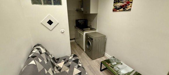 Studio in Paris, France No. 105584 7