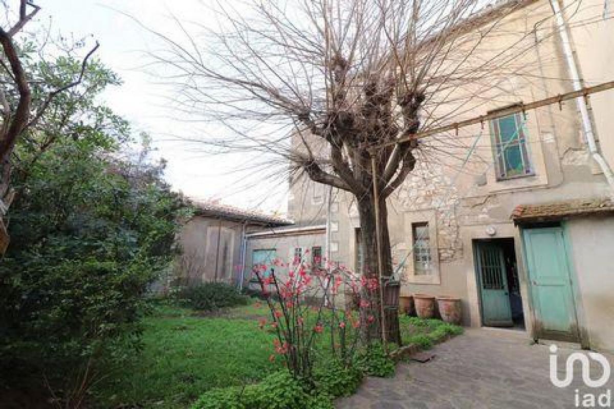 7 bedrooms House in Nimes, France No. 30620