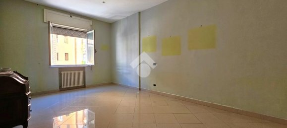 2 Schlafzimmer Wohnung in Naples, Italy, Nr. 31596 3