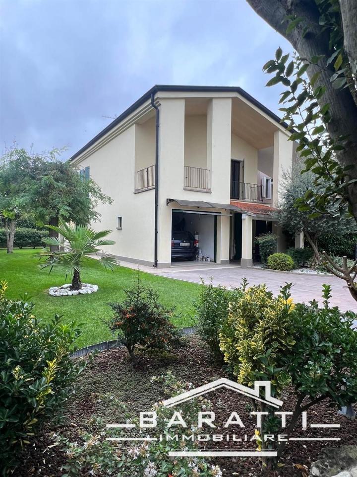 Villa de 8 habitaciónes en Pegognaga, Italy No. 72497