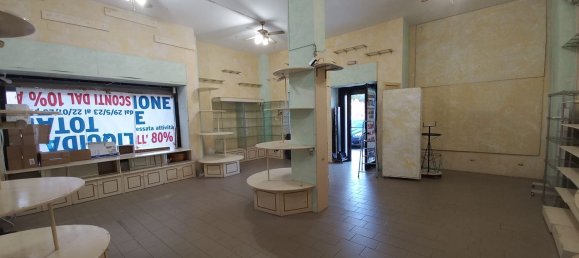 180m² Commercial property in Grosseto, Italy No. 145553 4