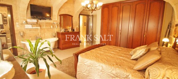 6 bedrooms House in Qormi, Malta No. 1892 8