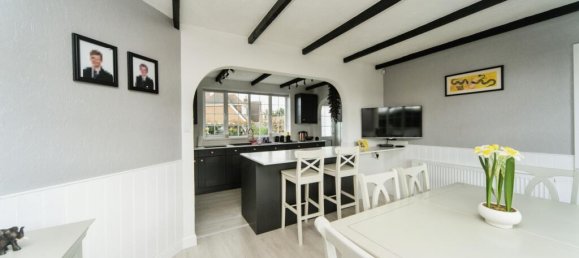 4 bedrooms House in Eastbourne, United Kingdom No. 10466 11