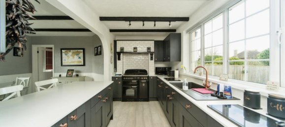 4 bedrooms House in Eastbourne, United Kingdom No. 10466 2