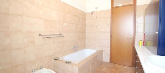 Здание с 20 комнатами в Лискате, Италия № 105034 30