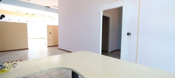 Здание с 20 комнатами в Лискате, Италия № 105034 36