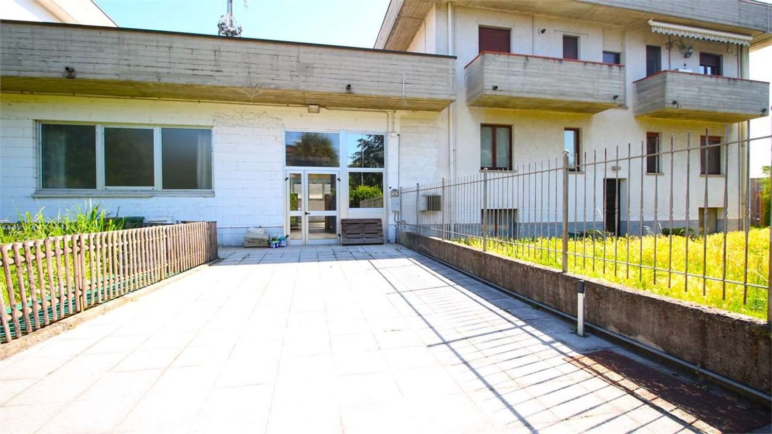 Здание с 20 комнатами в Лискате, Италия № 105034