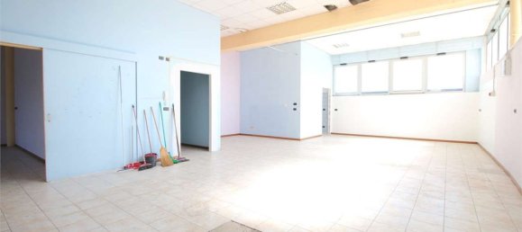 Здание с 20 комнатами в Лискате, Италия № 105034 41