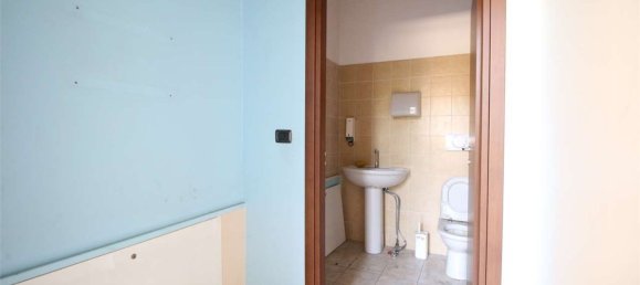 Здание с 20 комнатами в Лискате, Италия № 105034 39