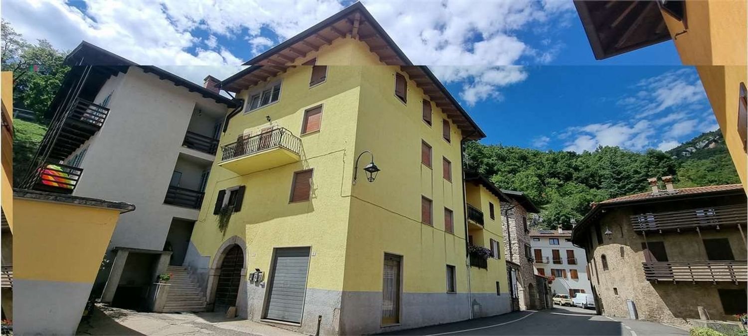 Apartamento de 8 habitaciónes en Mori, Italy No. 267623
