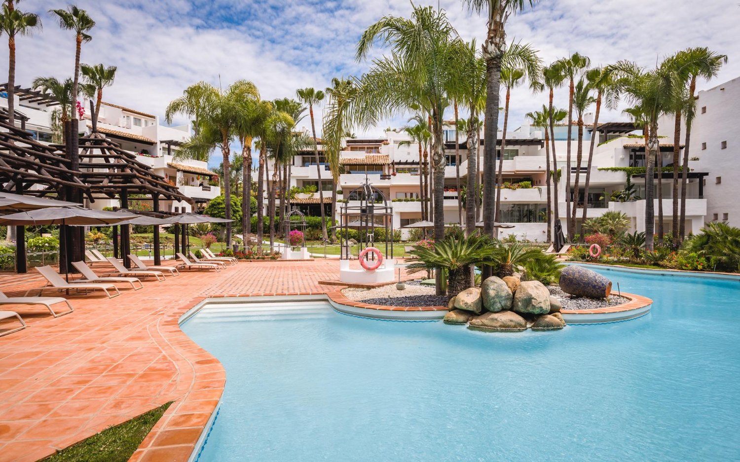 Apartamento de 3 dormitorios en Marbella, Spain No. 70993