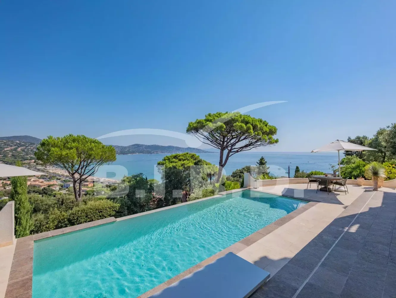 Villa de 3 dormitorios en Sainte-Maxime, France No. 363717