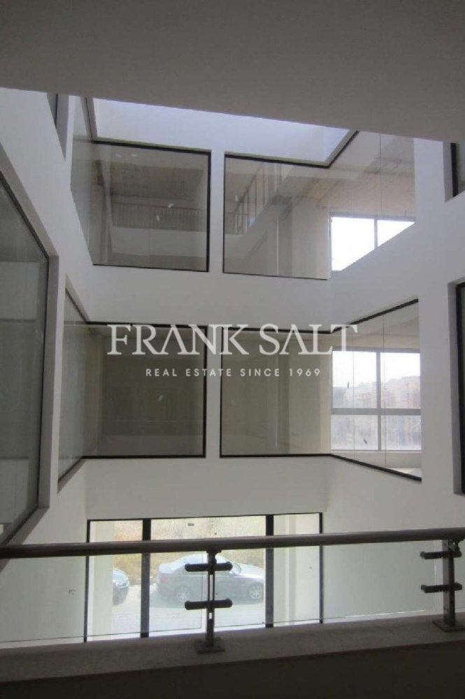 Oficina en Balzan, Malta 895 m² No. 11866