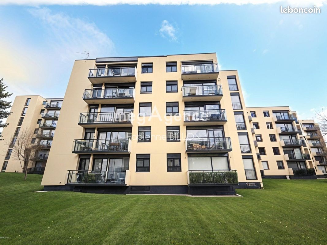 2 bedrooms Apartment in Les Clayes-sous-Bois, France No. 105178