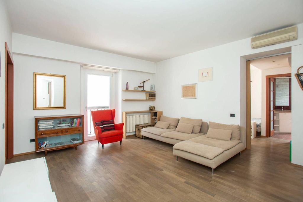 3 bedrooms Penthouse in Milan, Italy No. 296853