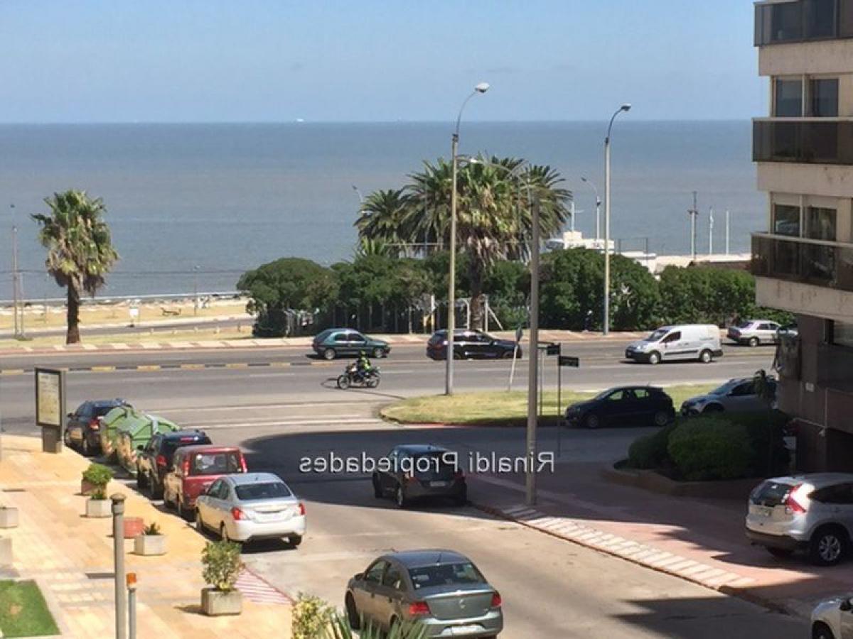 3 bedrooms Apartment in Montevideo, Uruguay No. 9572