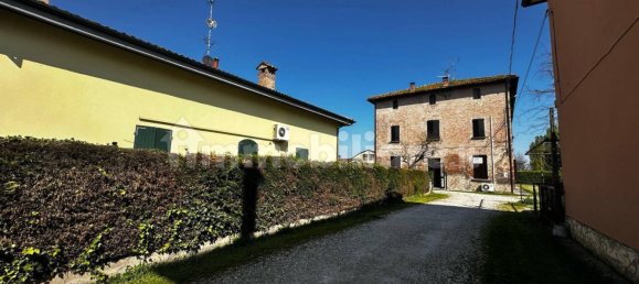 3 bedrooms Apartment in Ferrara, Italy No. 341981 2