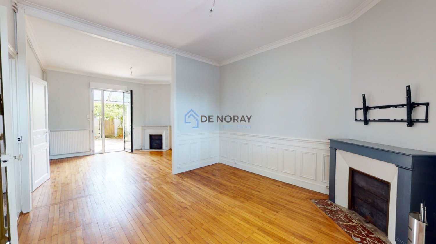 8 bedrooms House in Tours, France No. 79635