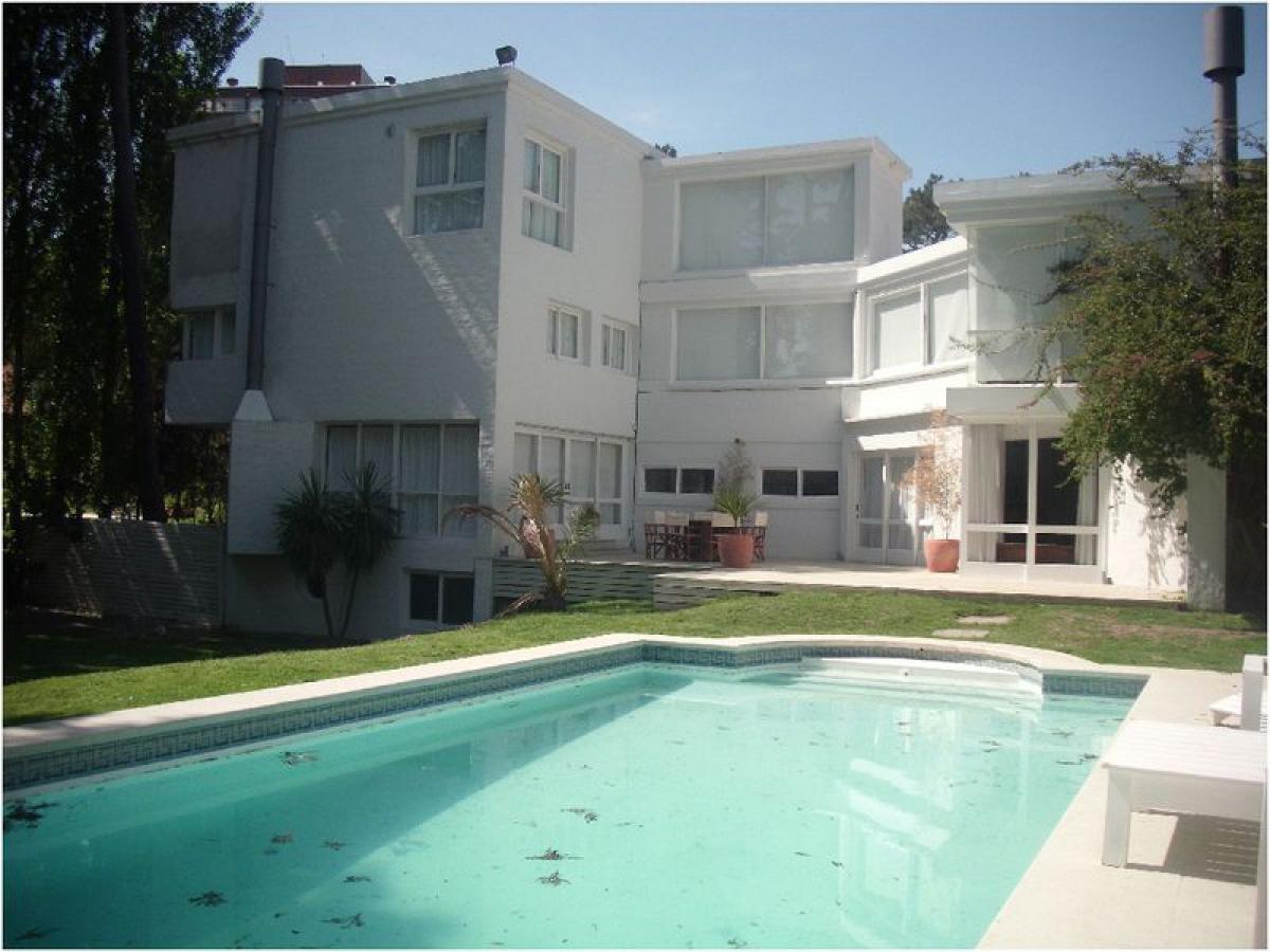 Casa de 4 dormitorios en Maldonado, Uruguay No. 10789