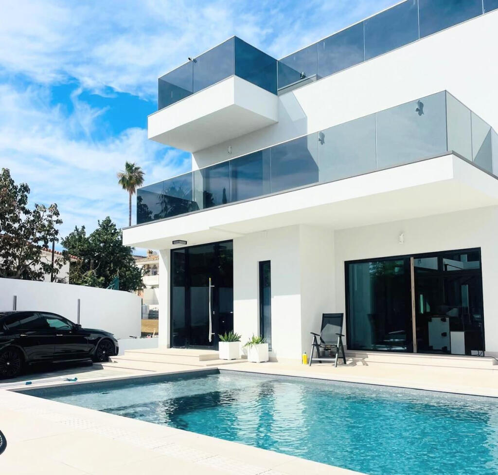 5 bedrooms Villa in Alameda, Spain No. 177907