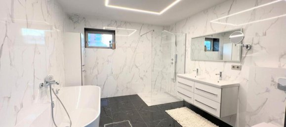 5 bedrooms Villa in Alameda, Spain No. 177907 8