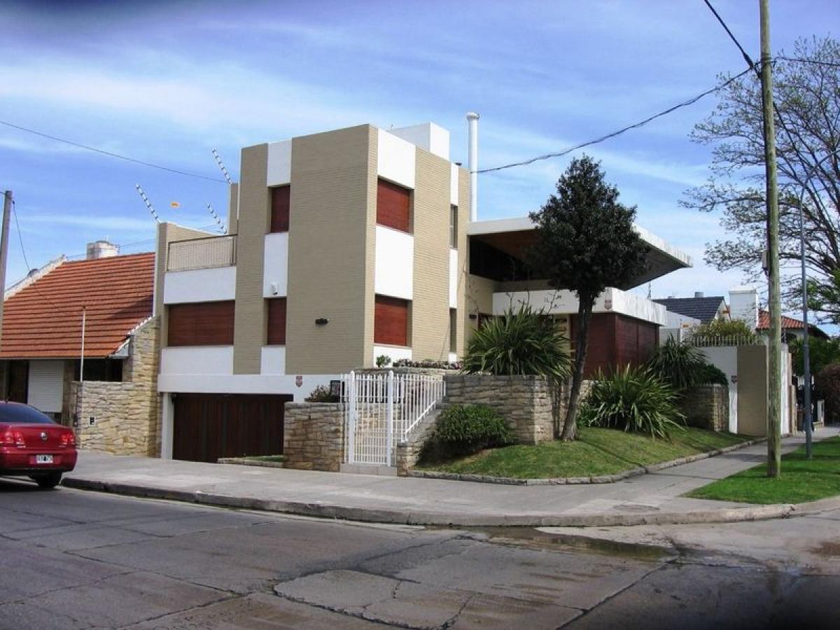 3 bedrooms House in Mar del Plata, Argentina No. 80808