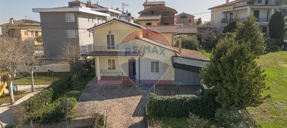 Casa de 5 habitaciónes en Morro d'Alba, Italy No. 9410 53