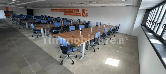 Здание с 4 комнатами в Корсико, Италия № 375022 8