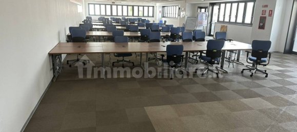 Здание с 4 комнатами в Корсико, Италия № 375022 5