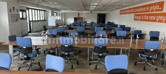 Здание с 4 комнатами в Корсико, Италия № 375022 6