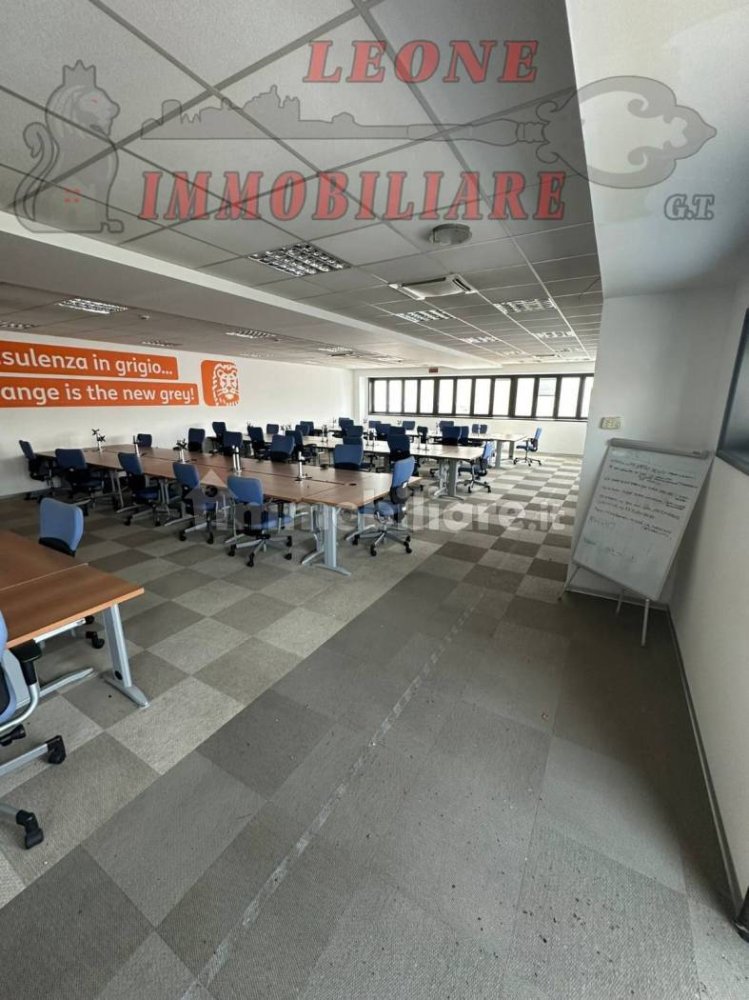 Здание с 4 комнатами в Корсико, Италия № 375022