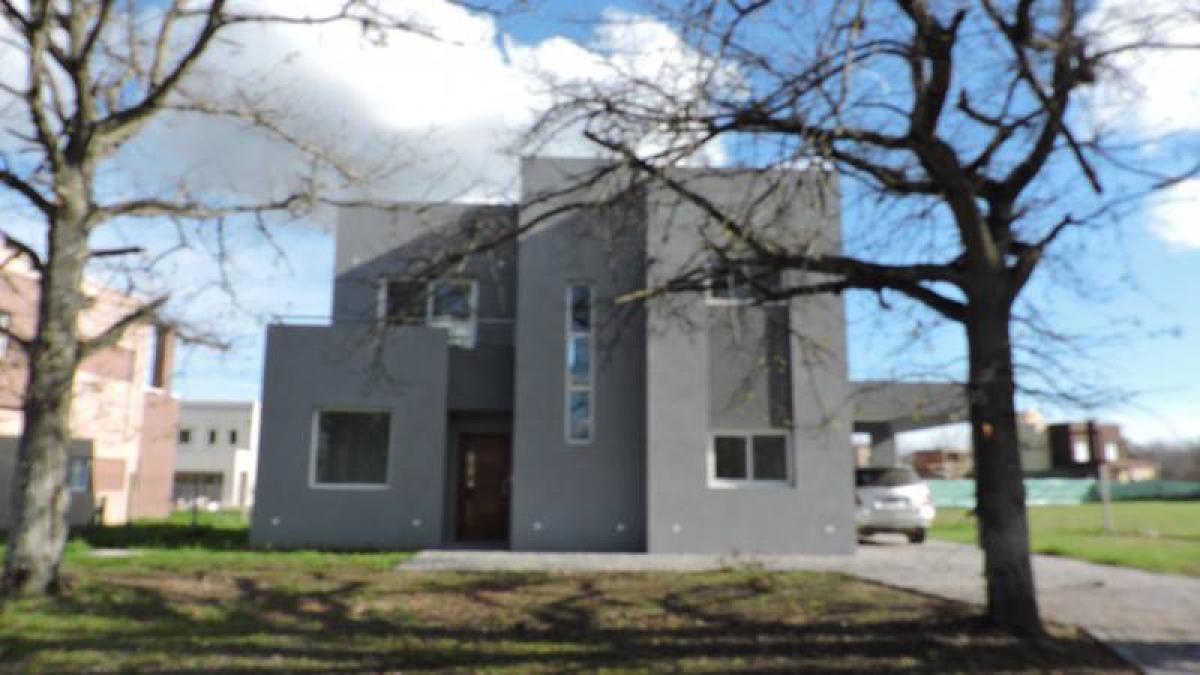 3 bedrooms House in Berazategui, Argentina No. 62823