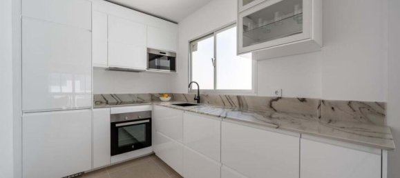 3 Schlafzimmer Wohnung in Estepona, Spain, Nr. 217820 8